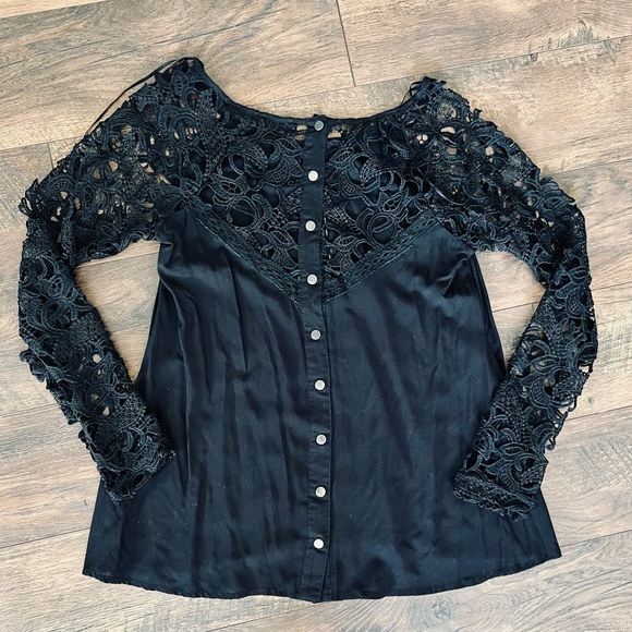 Beautiful Black Lace Flowing Ling Sleeve Top with Button Details - Picture 6 of 7